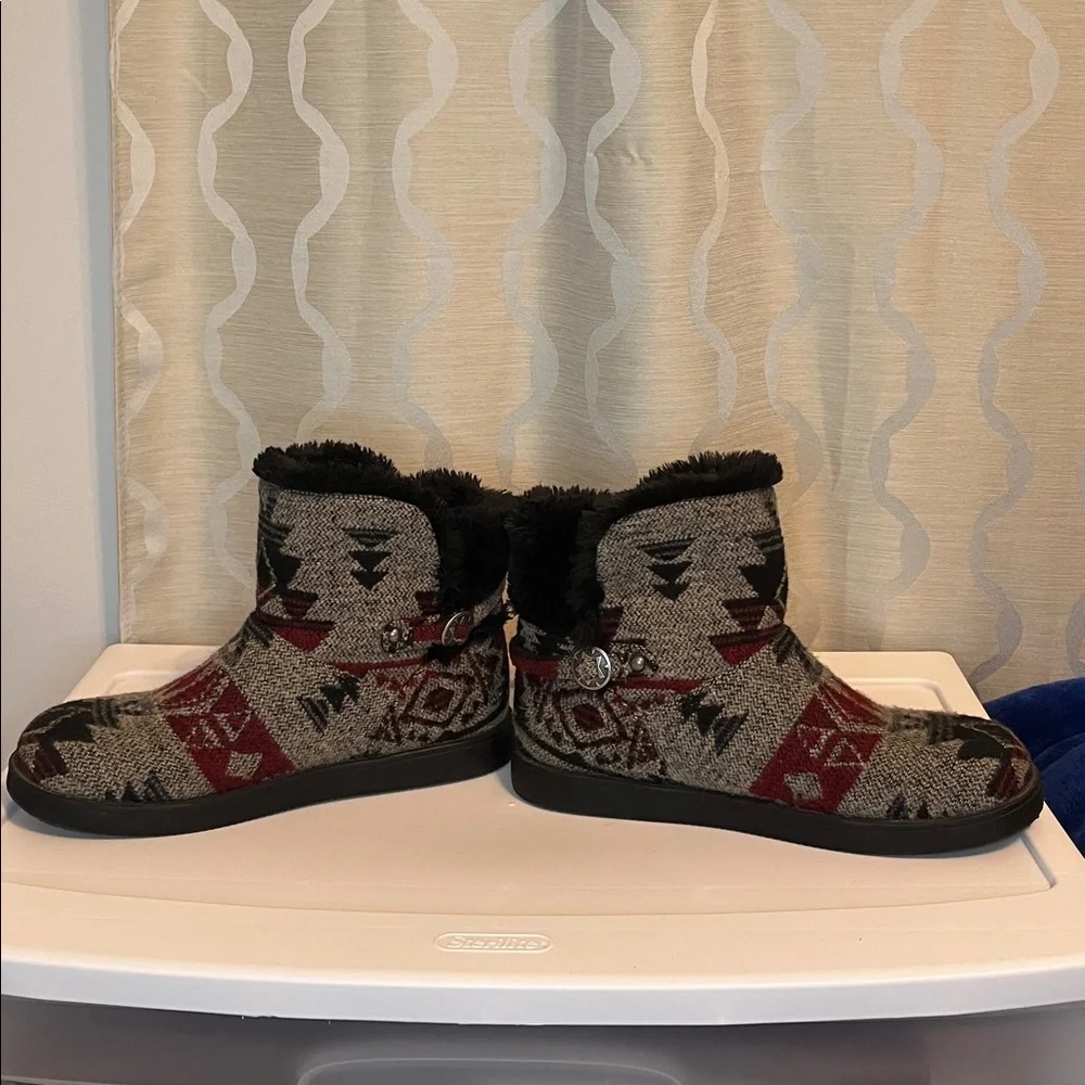 Indigo Road‎ Faux Fur Lined Boots Black Red Southwest Pattern Travas Size 9